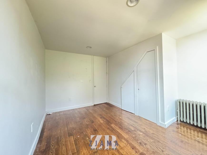 886 Franklin Ave - Photo 5 of 10