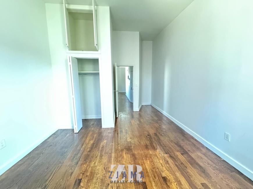 886 Franklin Ave - Photo 6 of 10