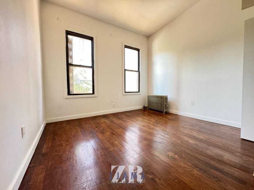 886 Franklin Ave - Photo 7 of 10