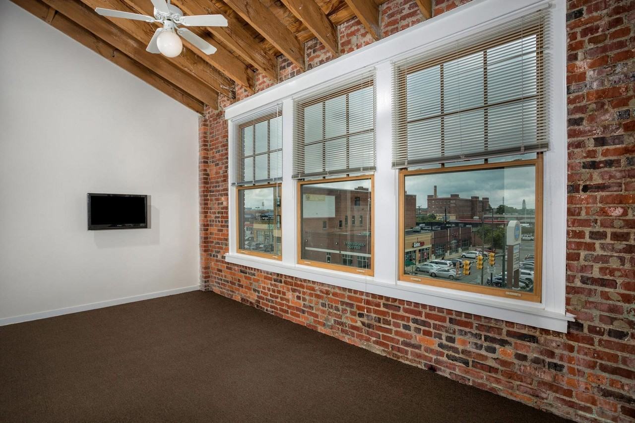 Coliseum Lofts - Photo 6 of 28