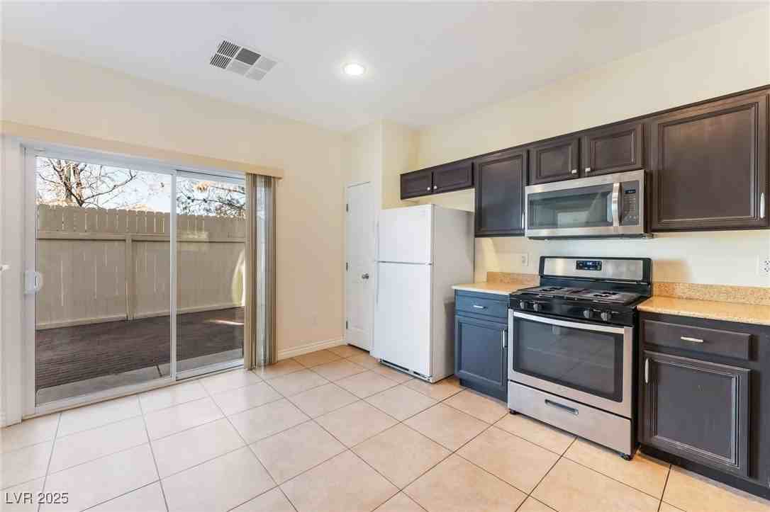 1731 Ferrell St - Photo 7 of 32