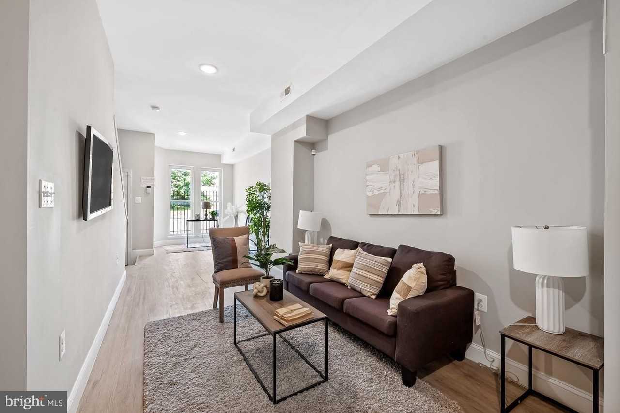 1607 Clifton Ave - Photo 5 of 28