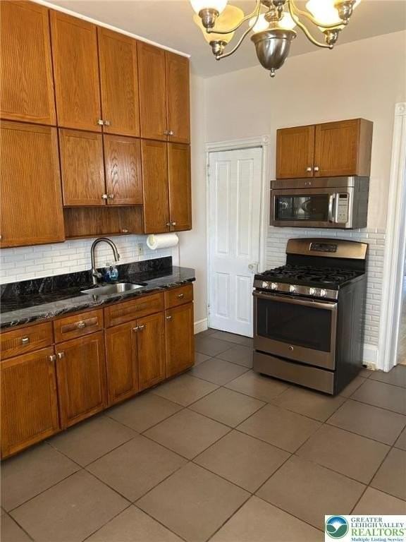 621 Center Street - Photo 5 of 11