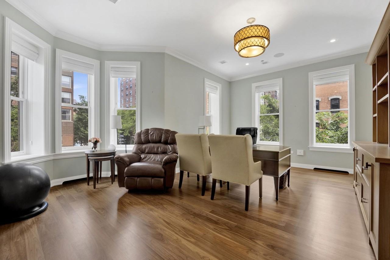 103 E Chestnut St #103 - Photo 3 of 8