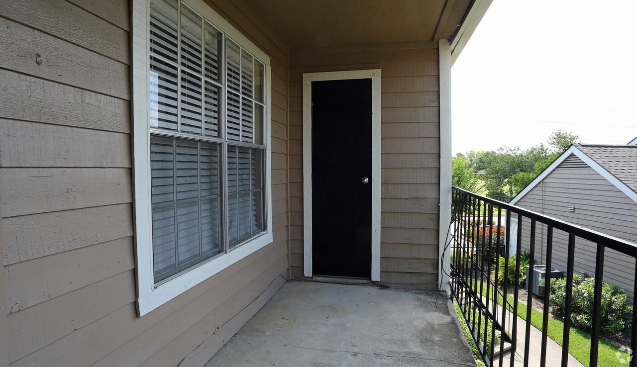 920 Lawrence St - Photo 2 of 5