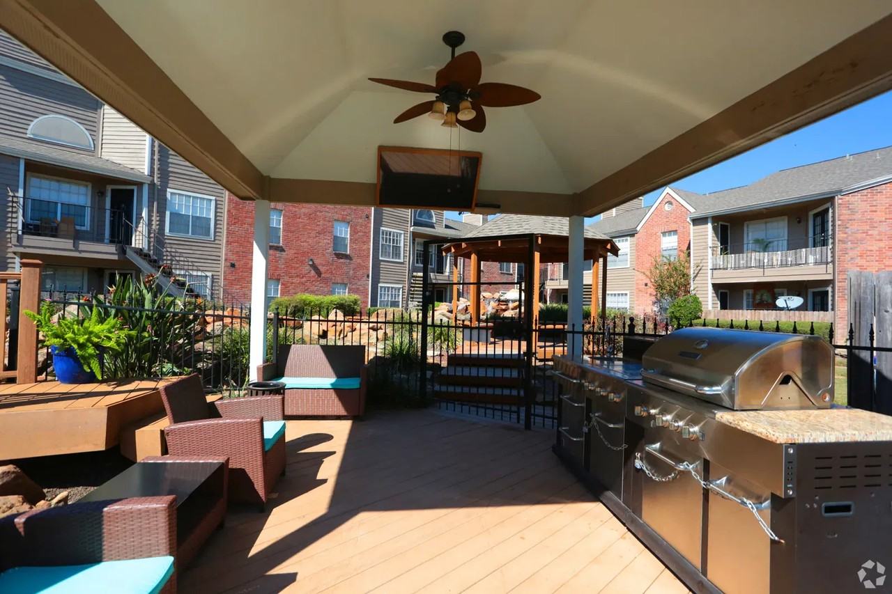 920 Lawrence St - Photo 3 of 5