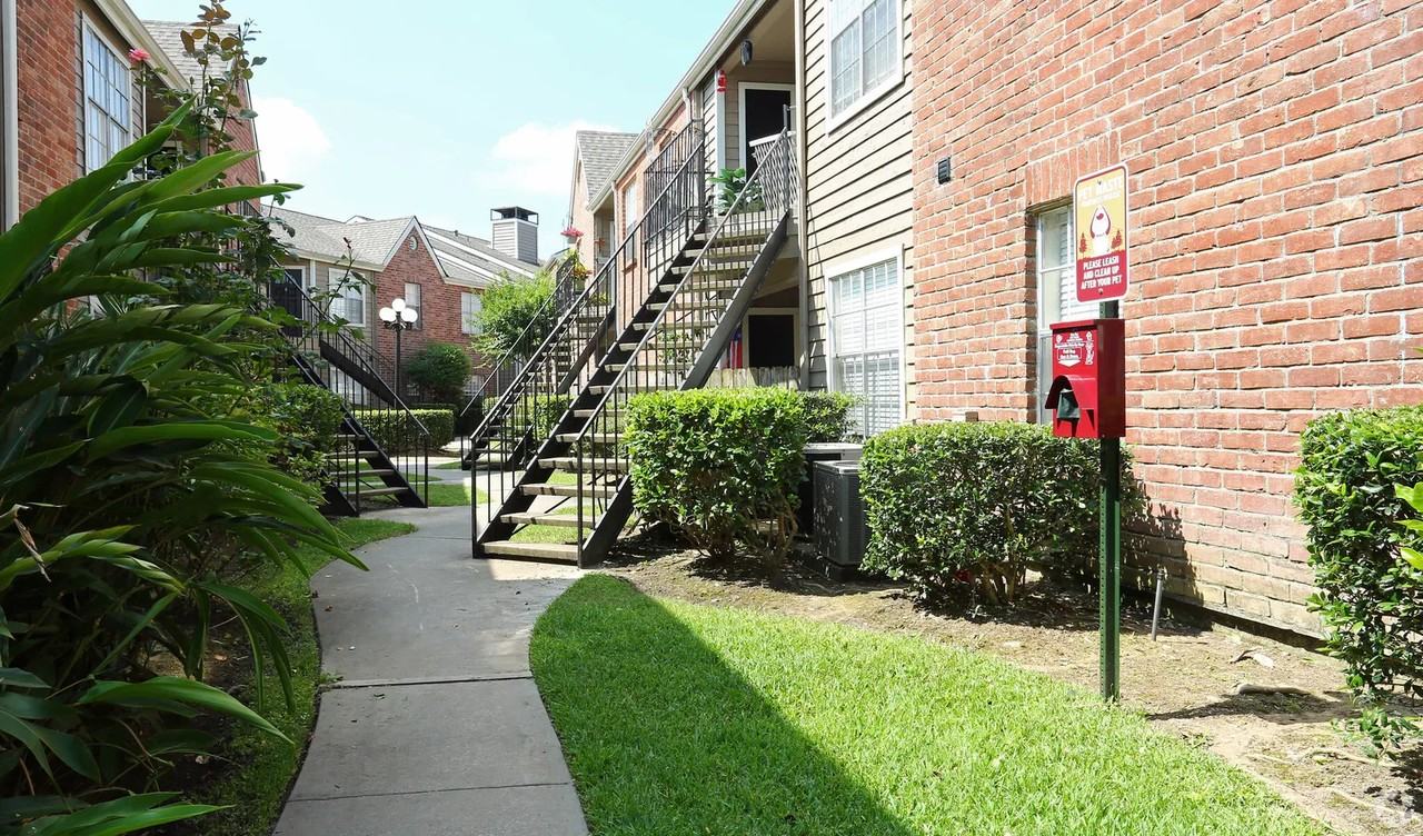 920 Lawrence St - Photo 4 of 5