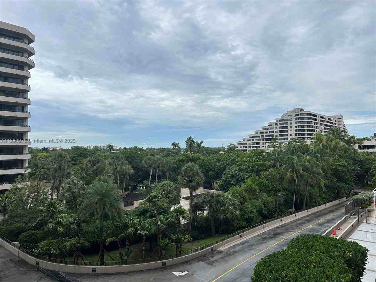 251 Crandon Blvd #424 - Photo 4 of 23