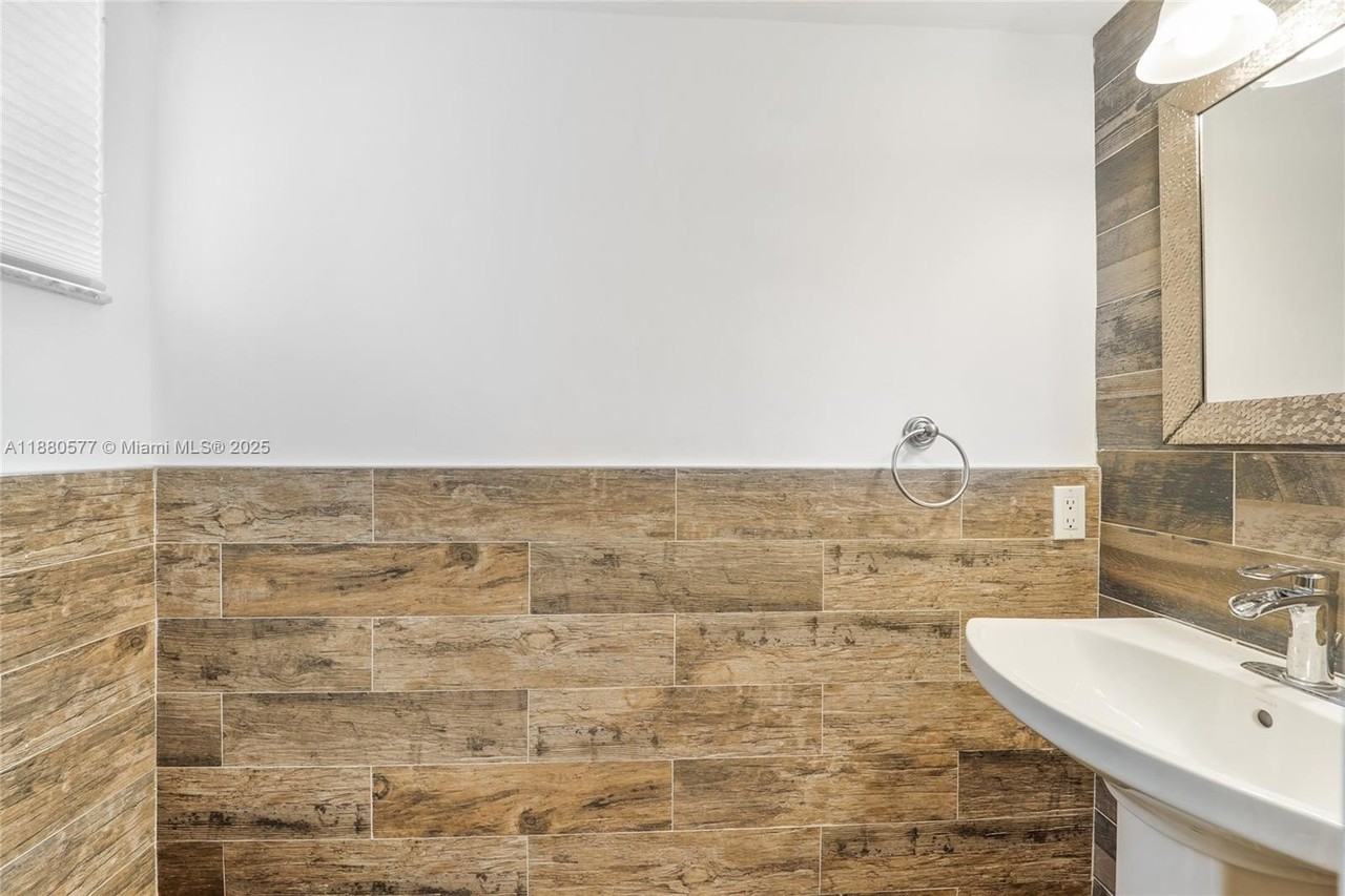 235 Antilla Ave #7 - Photo 5 of 21