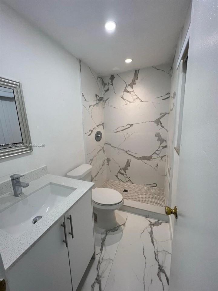 222 Sw 8th St #C - Photo 3 of 10