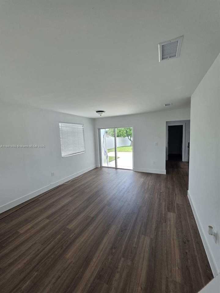 11624 Nw 17th Ave #11624 - Photo 4 of 24