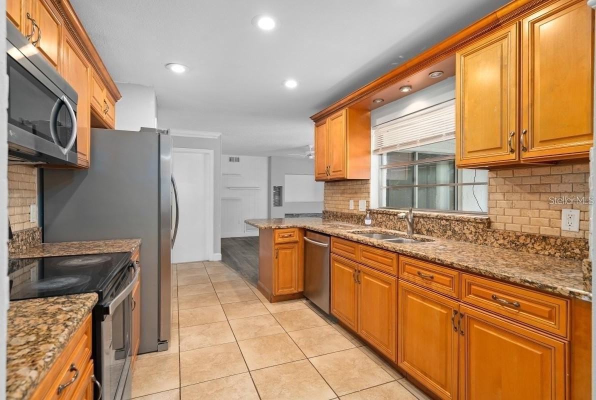 6928 Sugarbush Dr - Photo 3 of 24