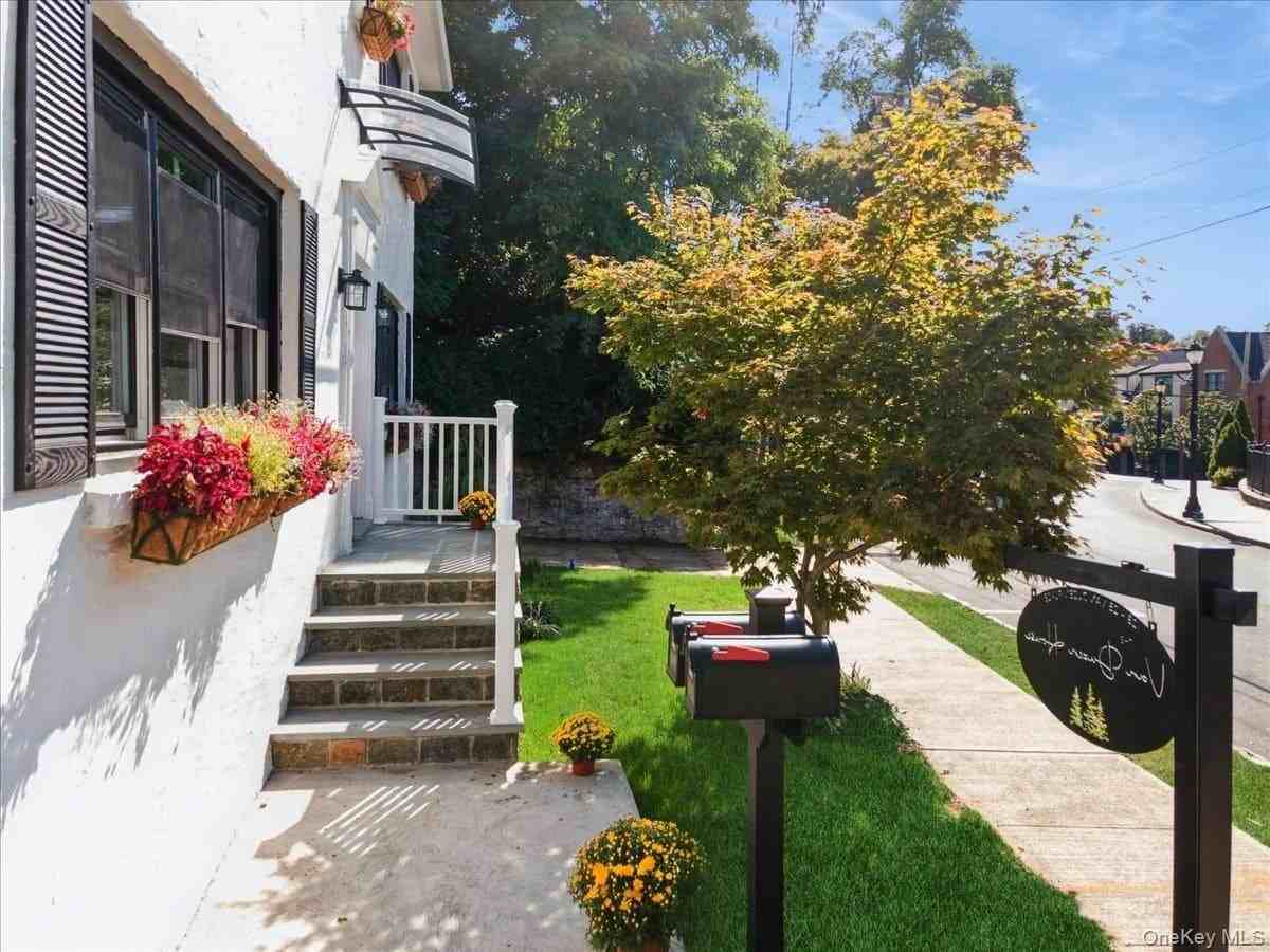 25 Van Duzen Pl #1 - Photo 4 of 28