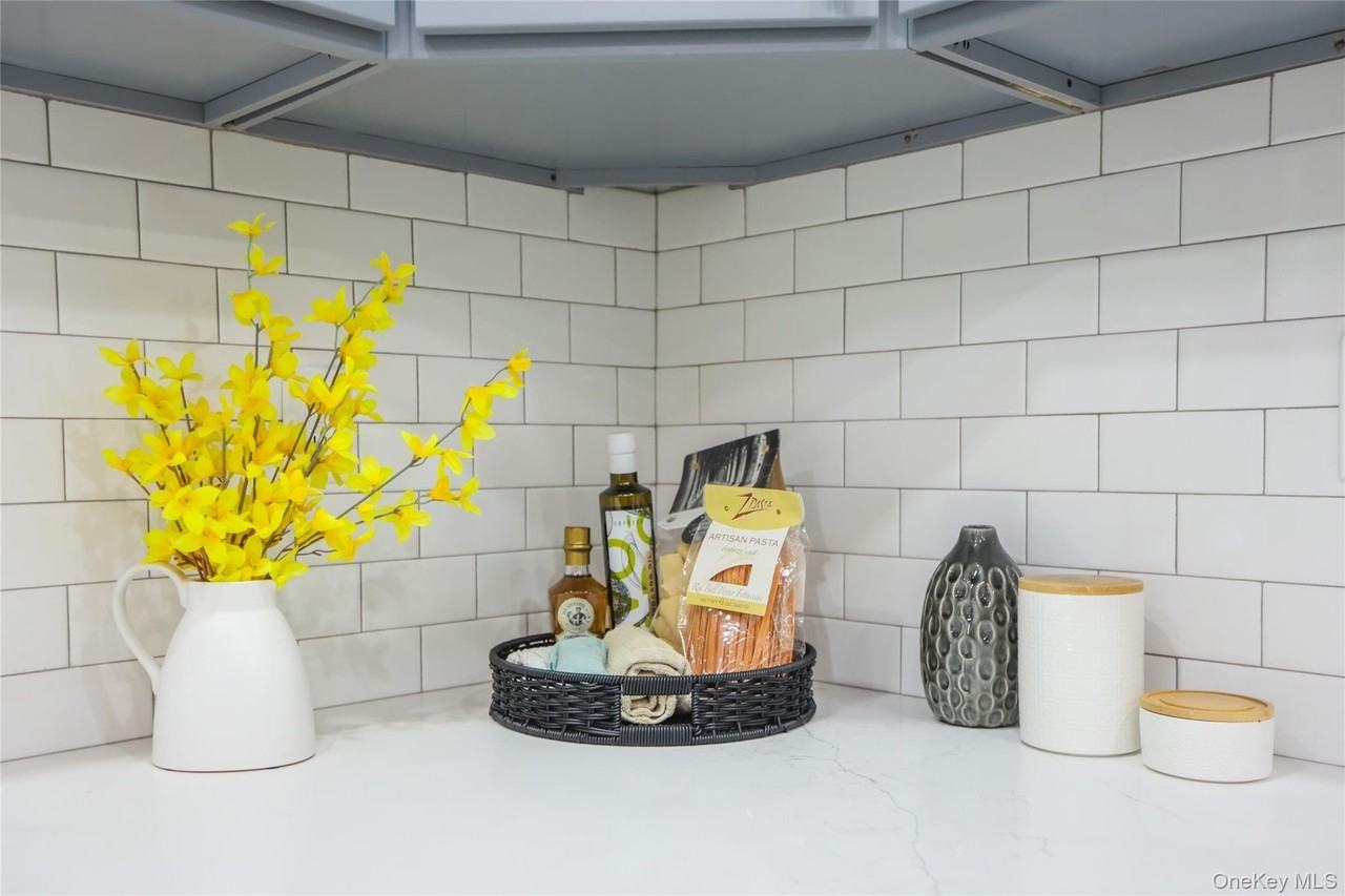 25 Van Duzen Pl #1 - Photo 6 of 28