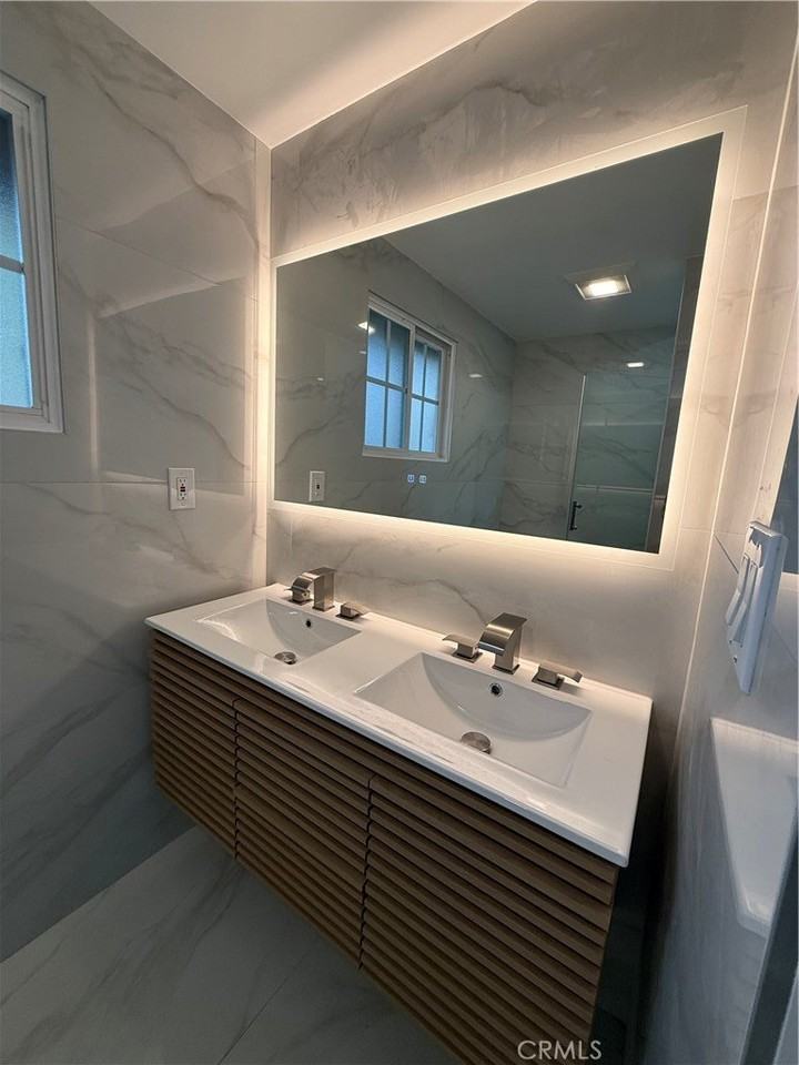 9123 Woodley Ave - Photo 3 of 33