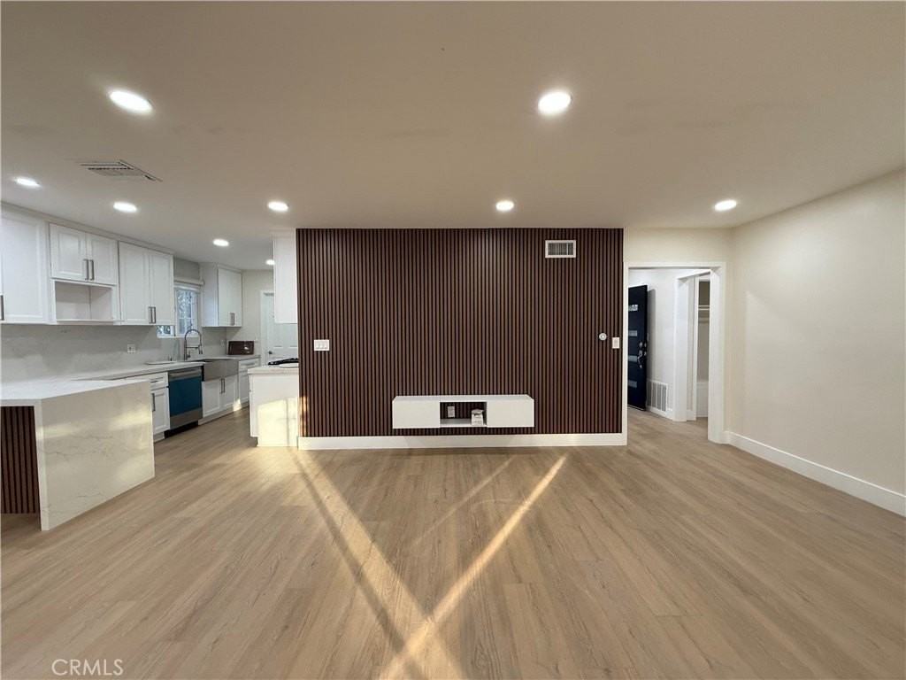 9123 Woodley Ave - Photo 7 of 33