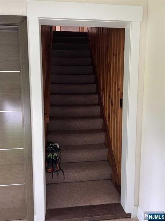 211 Paterson Ave 2nd Fl - Photo 4 of 35