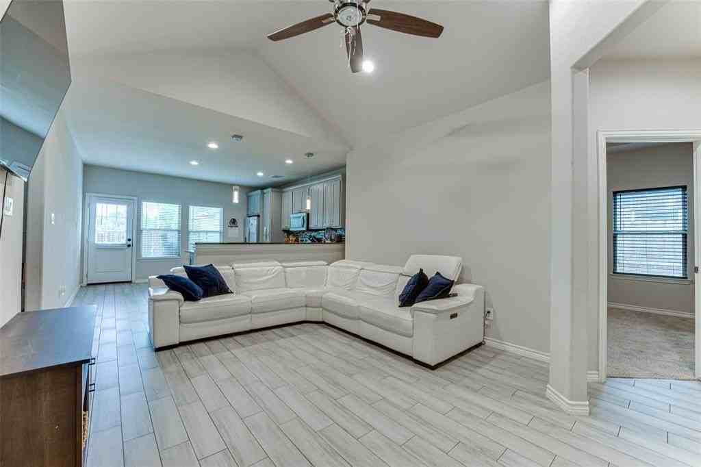 112 Ryburn St - Photo 4 of 25