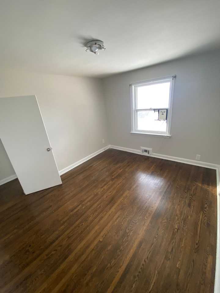 23 Willowhurst Crescent - Photo 3 of 28