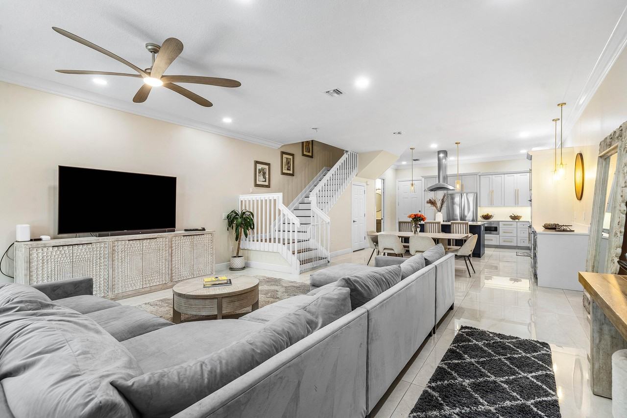 605 Avenue H - Photo 3 of 27