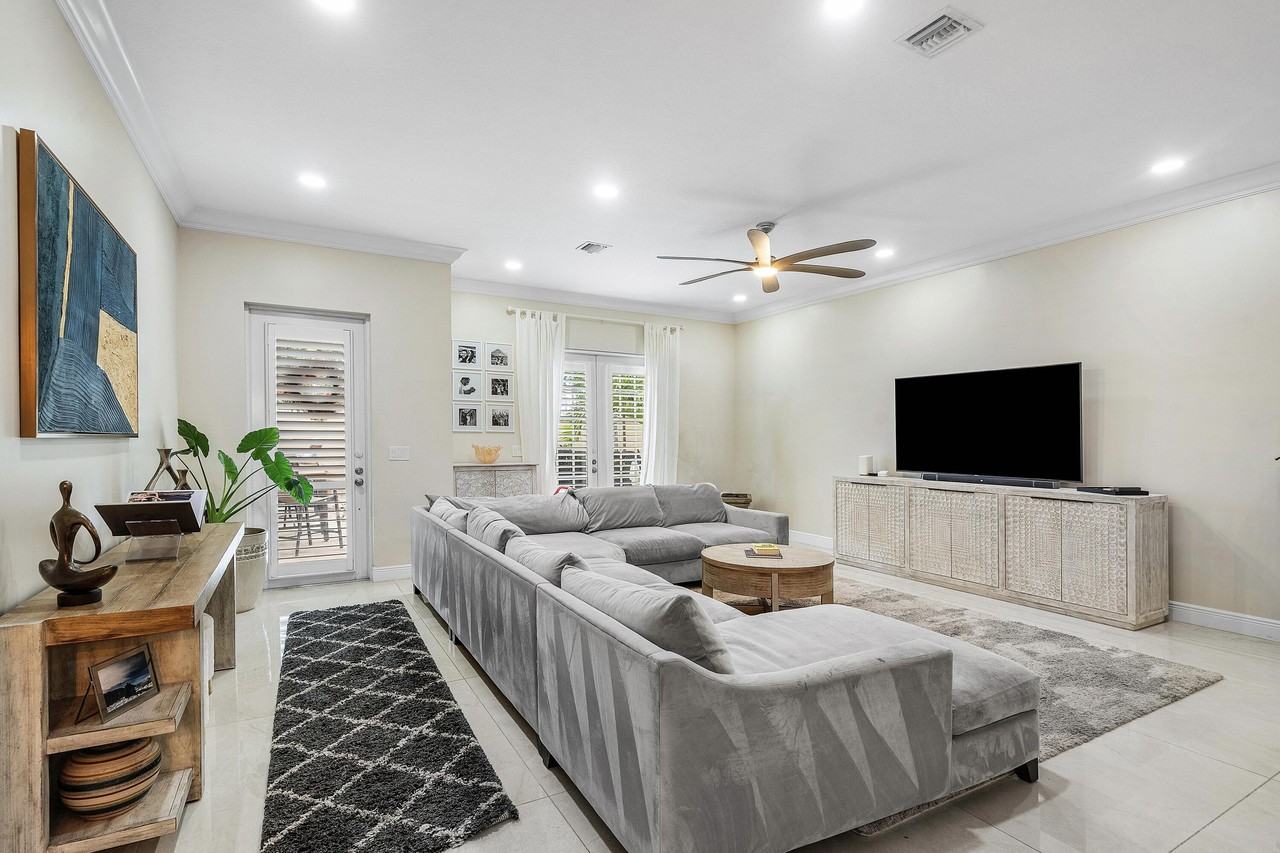 605 Avenue H - Photo 4 of 27