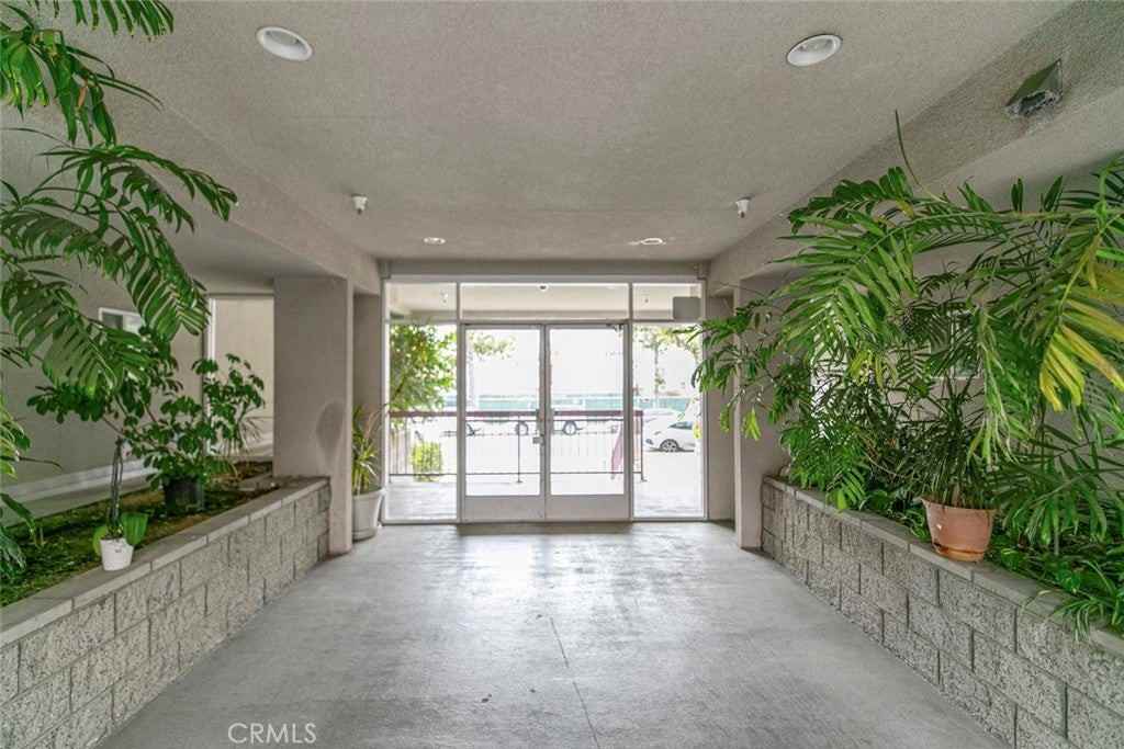 432 N Kenwood St - Photo 2 of 12