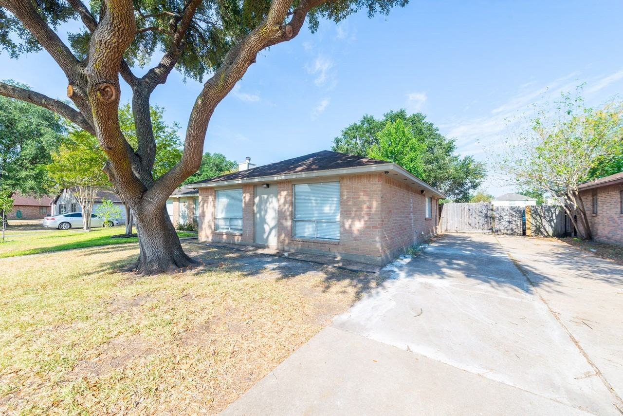 3323 Silverside Dr - Photo 2 of 15