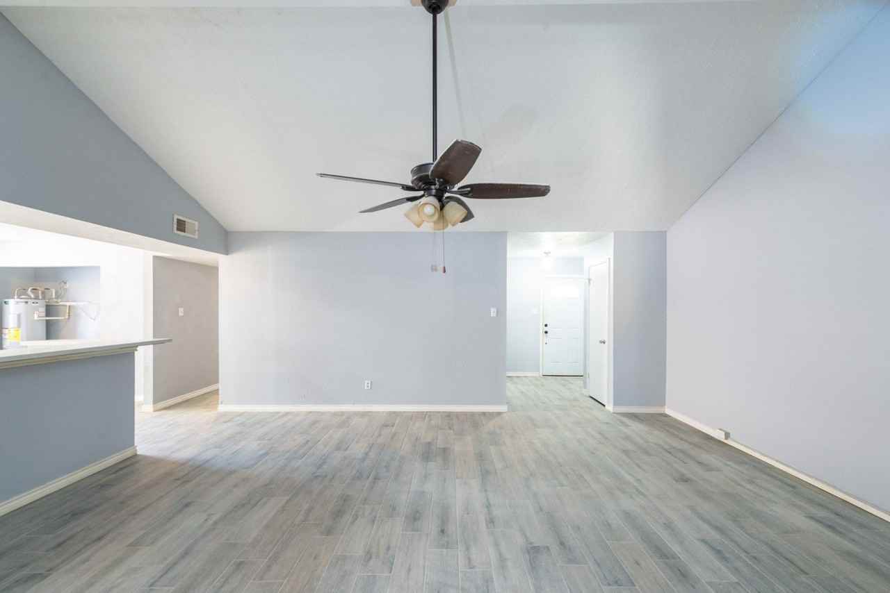 3323 Silverside Dr - Photo 4 of 15