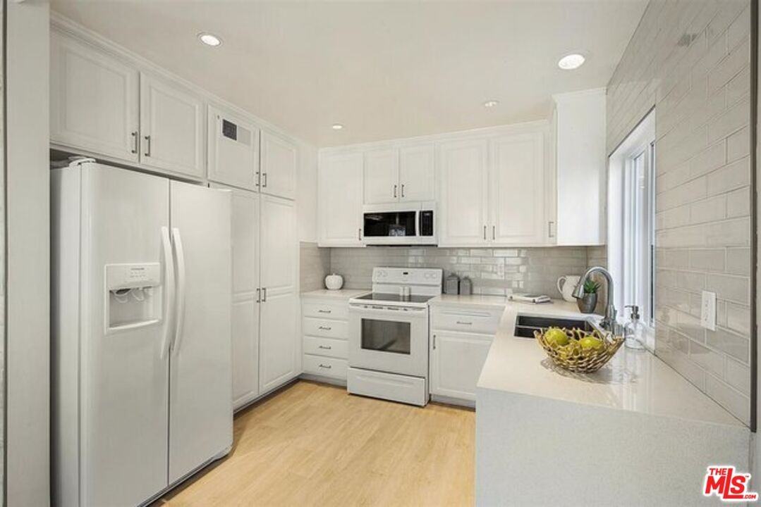 2345 Roscomare Rd - Photo 3 of 16