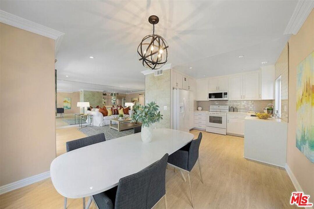 2345 Roscomare Rd - Photo 5 of 16