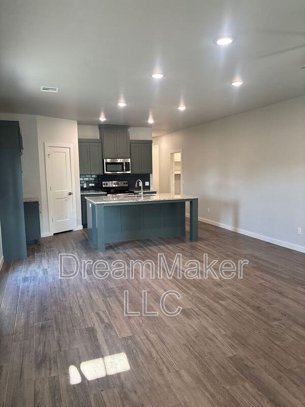 1026 Riva Pkwy - Photo 3 of 31