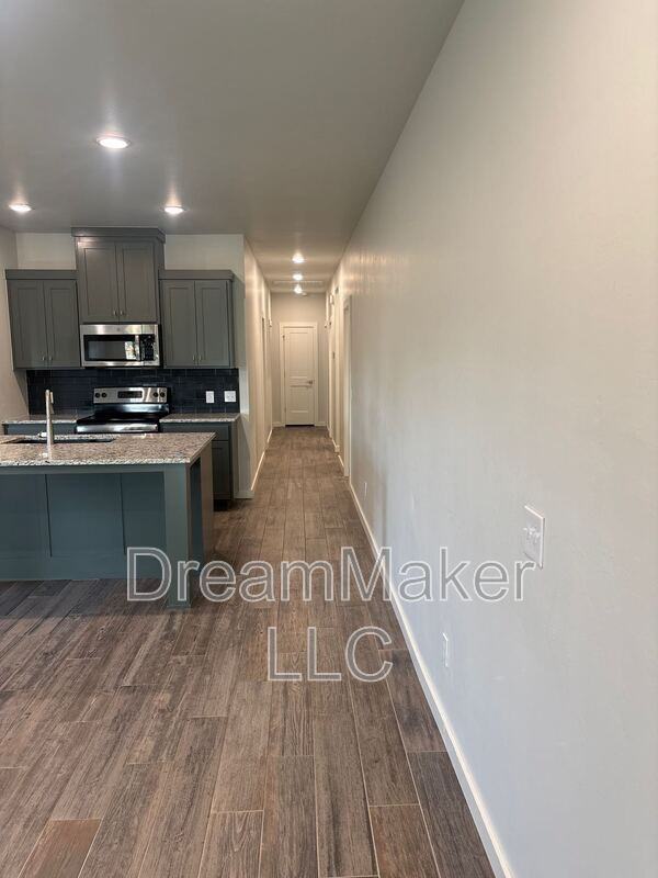 1026 Riva Pkwy - Photo 5 of 31