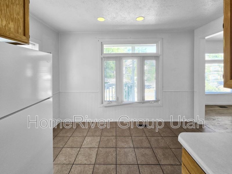 326 E Wilson Ave - Photo 3 of 19