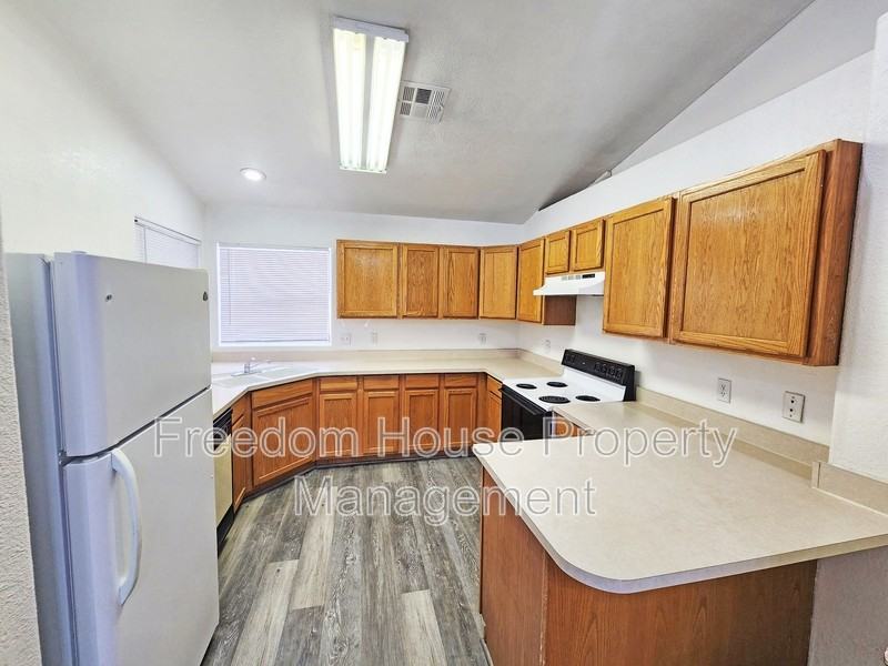 2321 E Calvada Blvd #6NODOGS - Photo 6 of 21