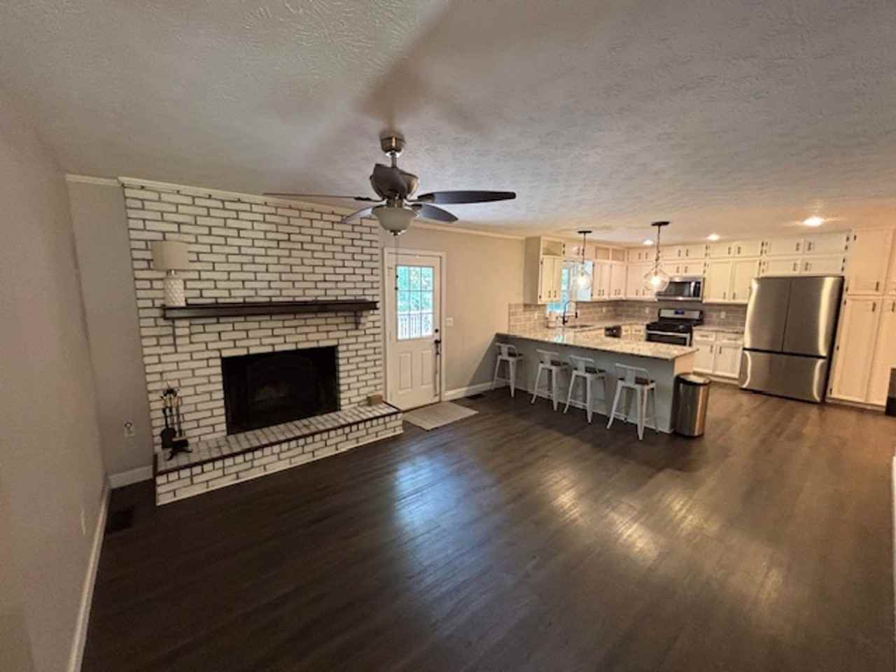 1015 Castlewood Dr - Photo 3 of 50