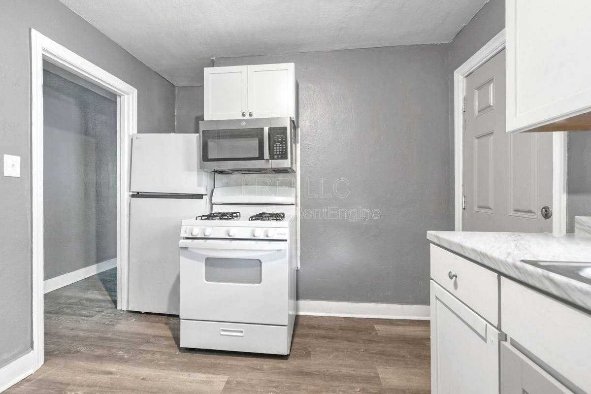 3127 Southern Ave - Photo 3 of 8