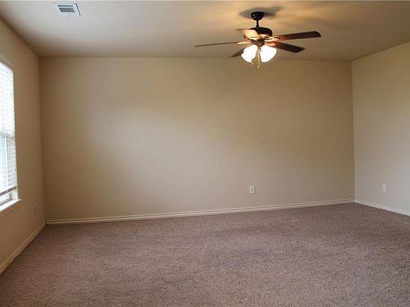 902 Oakwood Ln - Photo 2 of 8