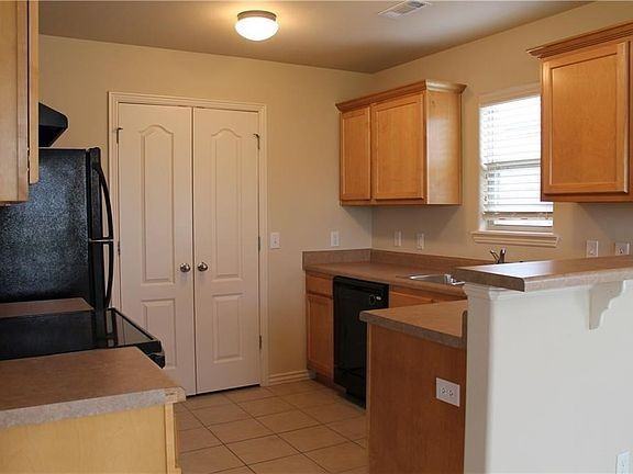 902 Oakwood Ln - Photo 3 of 8