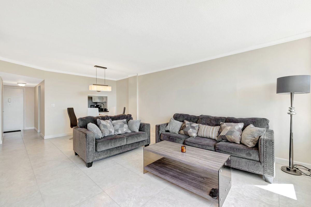 3181 S Ocean Dr - Photo 2 of 10