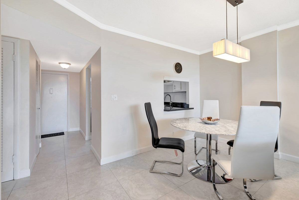 3181 S Ocean Dr - Photo 3 of 10