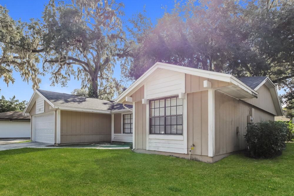 647 Redwood Dr - Photo 3 of 25