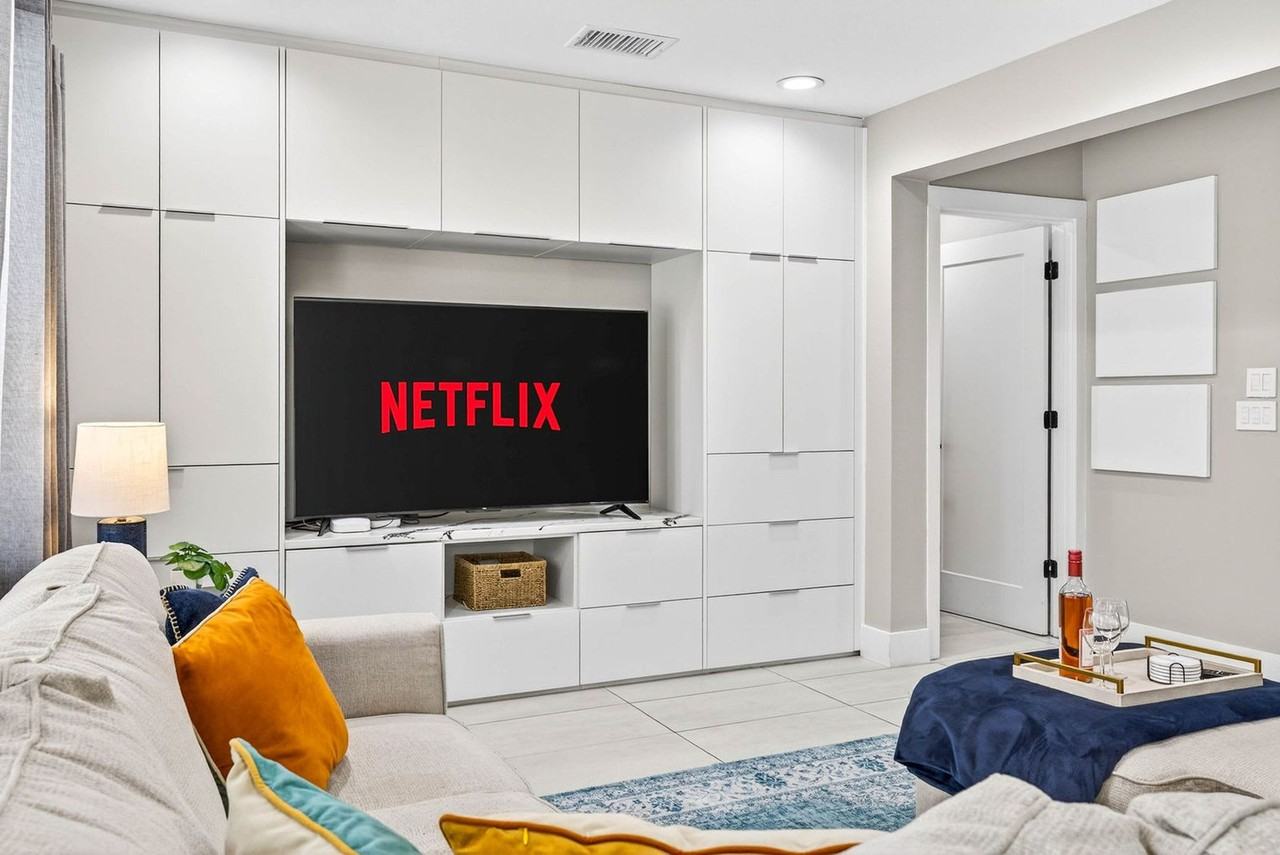 318 S Burlingame Ave #1297050P - Photo 2 of 50