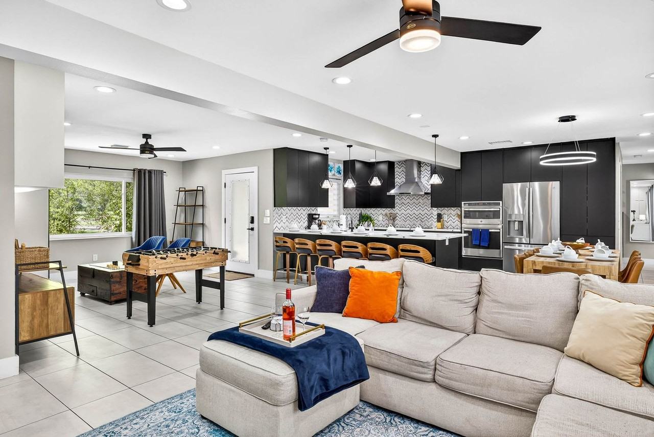 318 S Burlingame Ave #1297050P - Photo 3 of 50