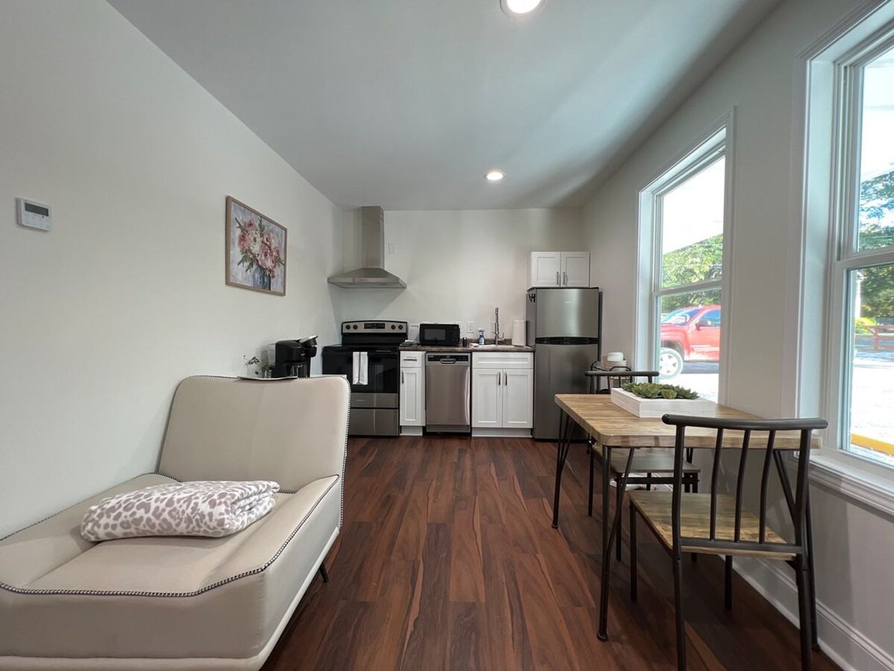 1215 Buncombe Rd #1234770P - Photo 4 of 24