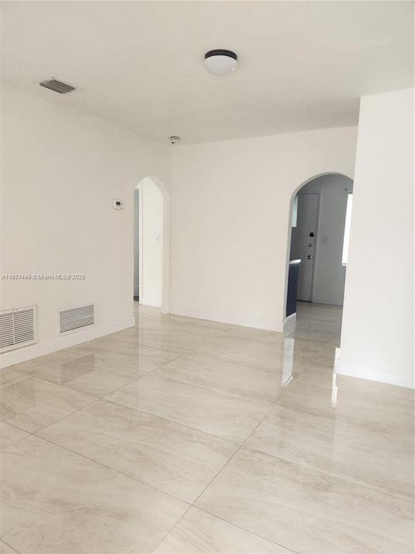 890 Nw 106th St - Photo 2 of 3