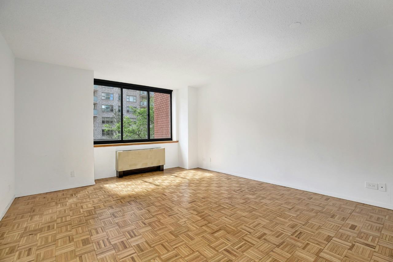 250 E 40th St #3F - Photo 2 of 8