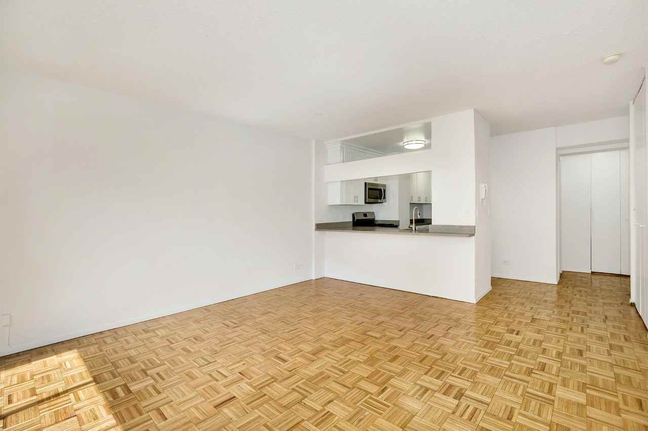 250 E 40th St #3F - Photo 3 of 8