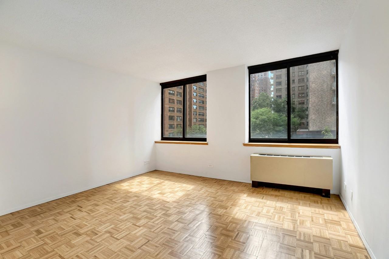 250 E 40th St #3F - Photo 5 of 8