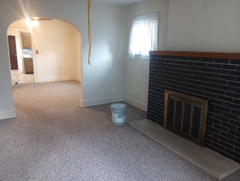 702 1/2 Elm St - Photo 3 of 10