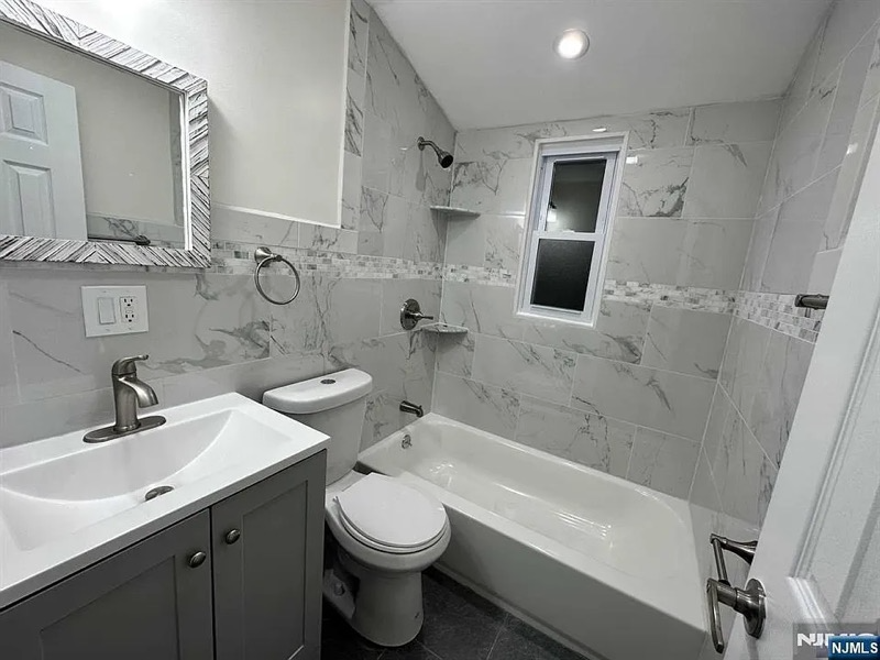 231 Falmouth Ave - Photo 3 of 8